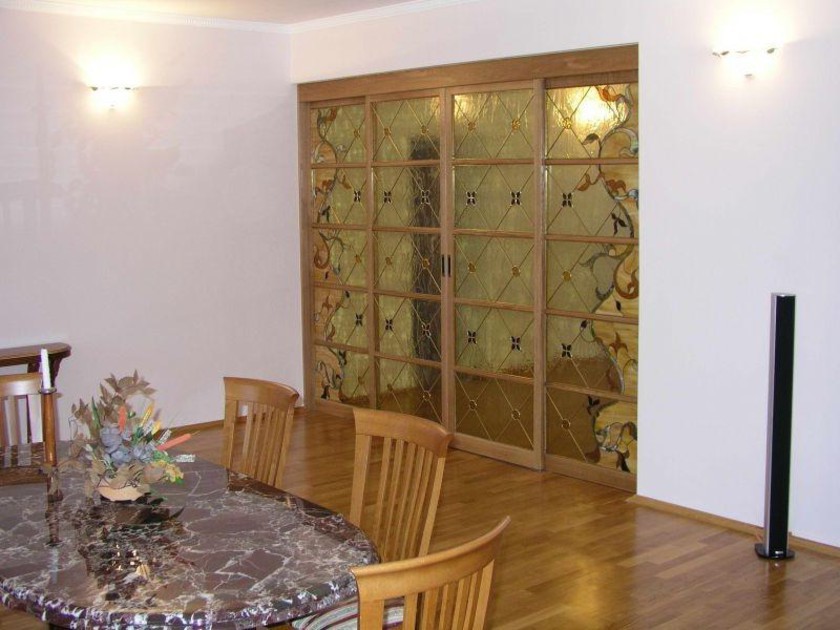 Перегородка для гостиной с цветным стеклом и декоративными вставками Рыбинск
