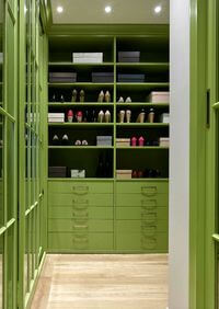 Г-образная гардеробная комната в зеленом цвете Рыбинск