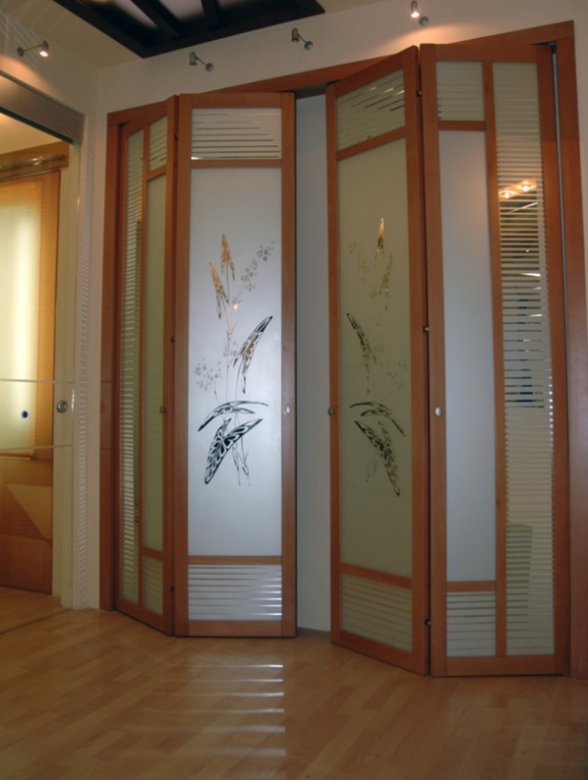 Широкие двери гармошка с матовым стеклом и рисунком Рыбинск